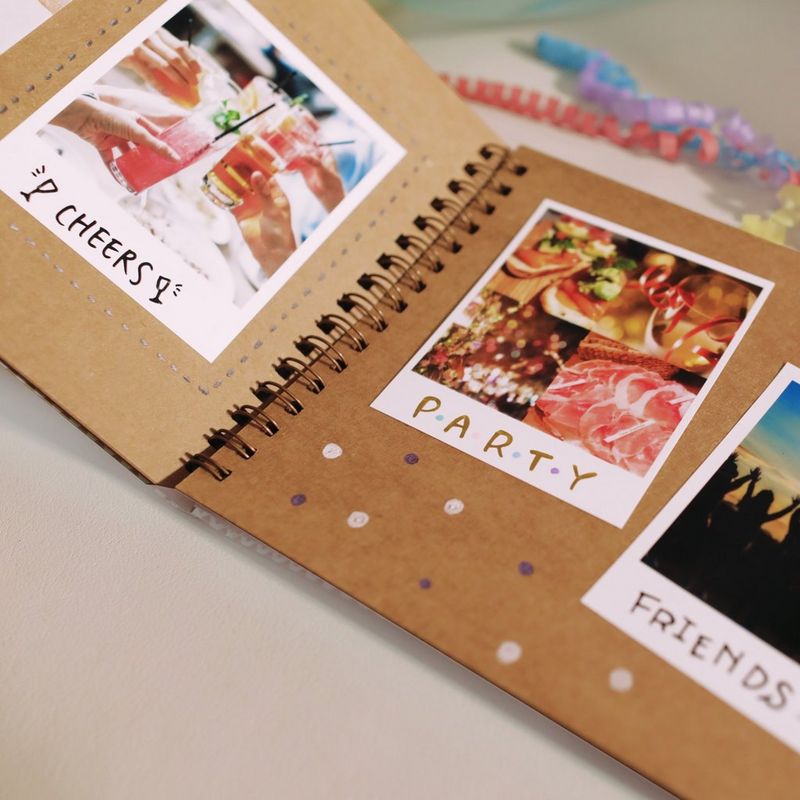 Canon SELPHY SQUARE QX10 mobiler WLAN-Farbfotodrucker, Weiß Fotoalbum auf einem Schreibtisch