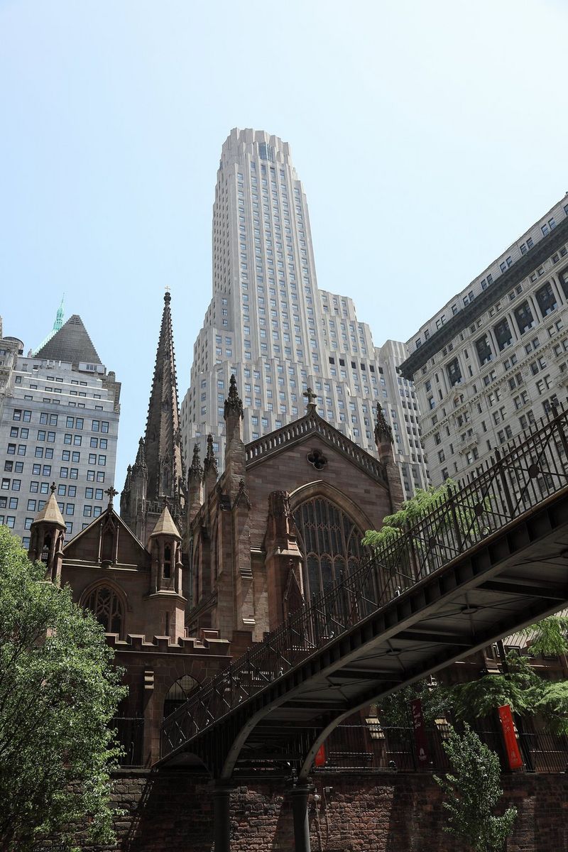 Dezelfde foto van een kerk met daarachter wolkenkrabbers. De foto bevat aberraties die zijn gecorrigeerd met behulp van de Digital Lens Optimizer.
