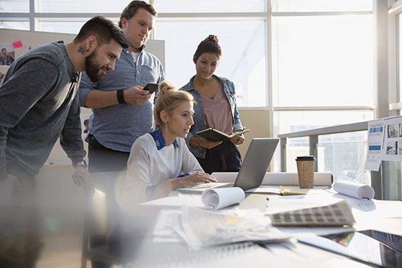 Orange kasse med teksten kommunikationsløsninger skrevet