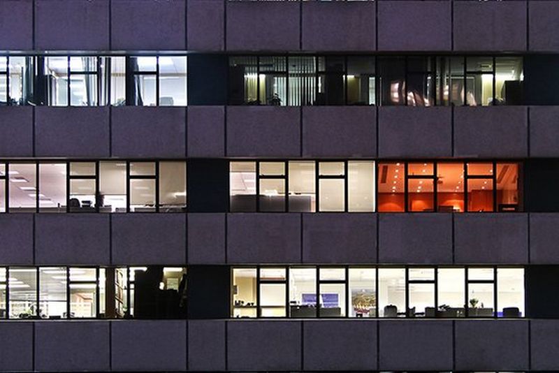 Orange kasse med teksten scanning, arkivering og print skrevet