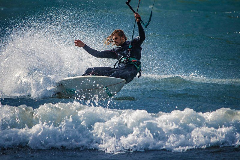 parasailor splashes water