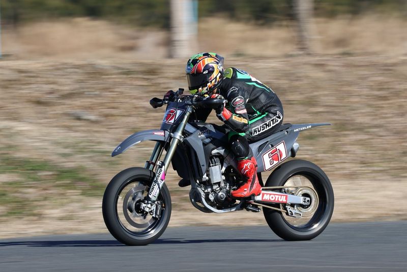 Un filé d'un motocycliste roulant à toute vitesse avec une mise au point nette et un arrière-plan flou ; photo prise avec un Canon EOS R7 équipé d'un objectif Canon RF 100-500mm F4.5-7.1 L IS USM.