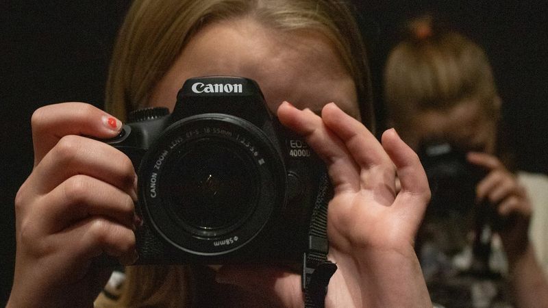  Bilde fra Canon YPP Holmlia i 2023 med tittel kamera i fokus. Foto Emilie 12 aar.jpg