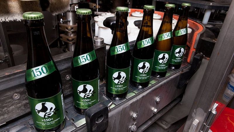 Flaske øl fra Fuglsang kører på et transportbånd