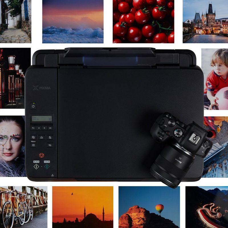 Et billede taget ovenfra af et Canon-kamera, der er placeret på en Canon PIXMA-printer, med en collage af fotos i baggrunden.