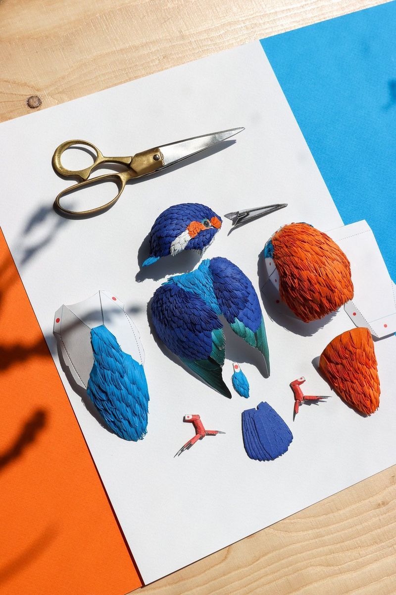 Заготовки для бумажной 3D-модели зимородка, напечатанные на бумаге Canon с помощью шаблона из Canon Creative Park. Они уже вырезаны с помощью ножниц, лежащих выше, и готовы к сборке.