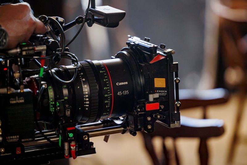 Постоянная, T2.4 (FF) и T1.7 (S35), а также широкий диапазон фокусных расстояний