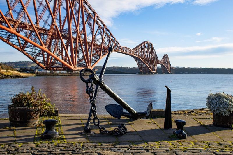 תמונה של גשר שהקטע הראשון שלו בלבד נמצא במיקוד. התמונה צולמה על-ידי מאט דוּג באמצעות תכונת תיחום המיקוד במצלמתCanon EOS R7.