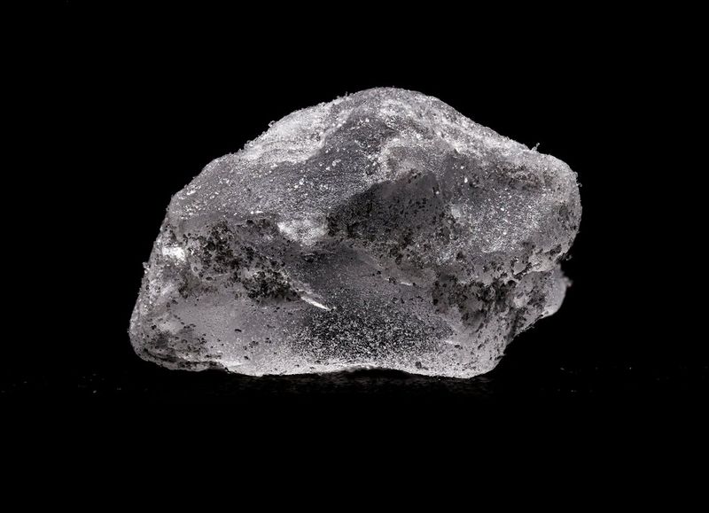 צבר מעובד במלואו של 150 תמונות המציגה גרגר זעיר של מלח, שצולמה במצלמת Canon EOS R7 עם עדשת Canon RF 100mm F2.8L MACRO IS USM שיצר מאט דוּג.