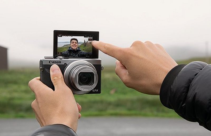 YouTube star and vlogger Mike Gray presses the Record button on the Canon PowerShot G7 X Mark III's touchscreen.