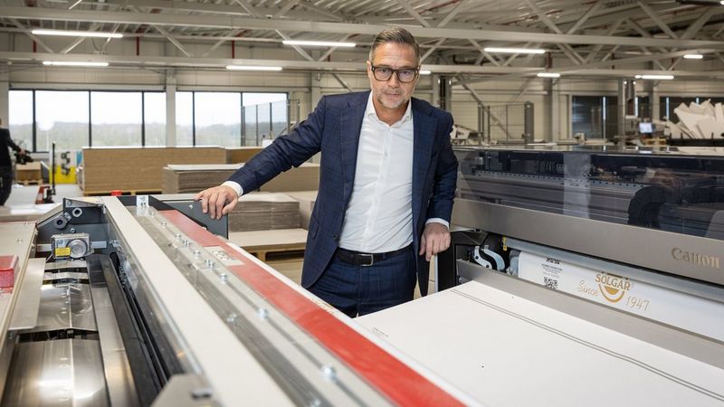 Managing Director of Holbox with UVgel Packaging Factory for pre-print corrugated packaging