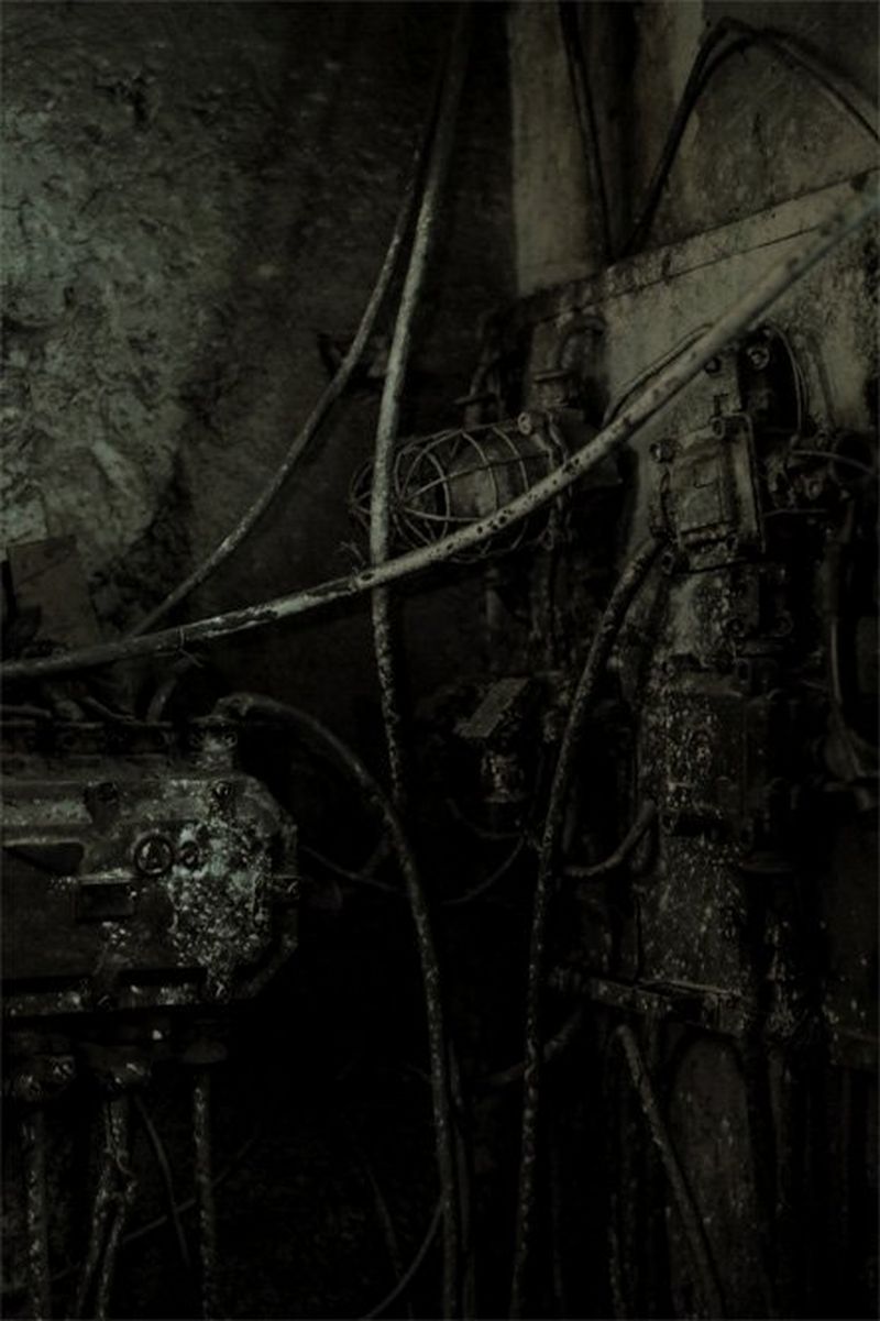 Cables and lights in the coal mine 