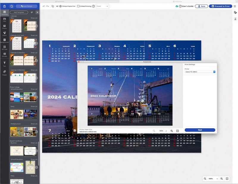 Een screenshot van een ontwerp in Canon PosterArtist, met een pop-upvenster met printinstellingen. Het ontwerp is van een kalender voor 2024 met als achtergrond een foto van mensen die rond een boot staan bij een laad- en loskade.