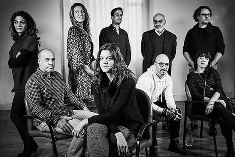 Nine men and women stand or sit in a group, in a room set up with photographers&#39; light stands. The black and white photo shows Mashid Mohadjerin, Ilvy Njiokiktjien, Daniel Etter, Roberto Koch, Paolo Pellegrin, Alvaro Ybarra Zavala, Carolina Arantes, Magnus Wennman, Simona Ghizzoni.
