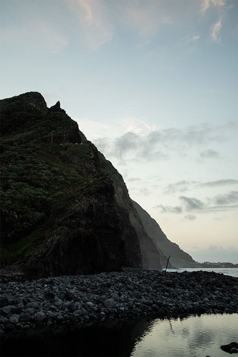 A cliff slopes down to a rocky beach. Photo by Michaela Nagyidaiová on a Canon EOS 6D Mark II with a Canon EF 24-70mm f/2.8L II USM lens.