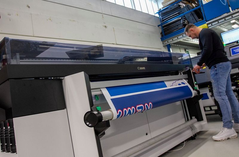 Adpoint produserer kampanjemateriell for store merkevarekjeder, og har egne montører i flere av de største byene. 