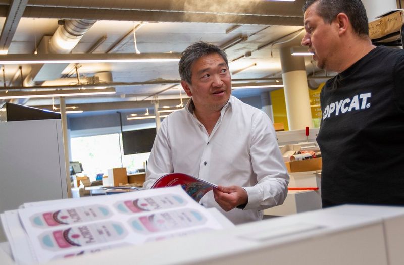 Nino Sabeta og Kim Holberg står ved en Canon-maskin