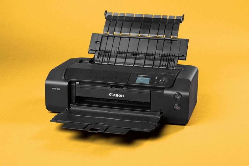 De Canon imagePROGRAF PRO-300-printer met uitgeschoven papierlade.