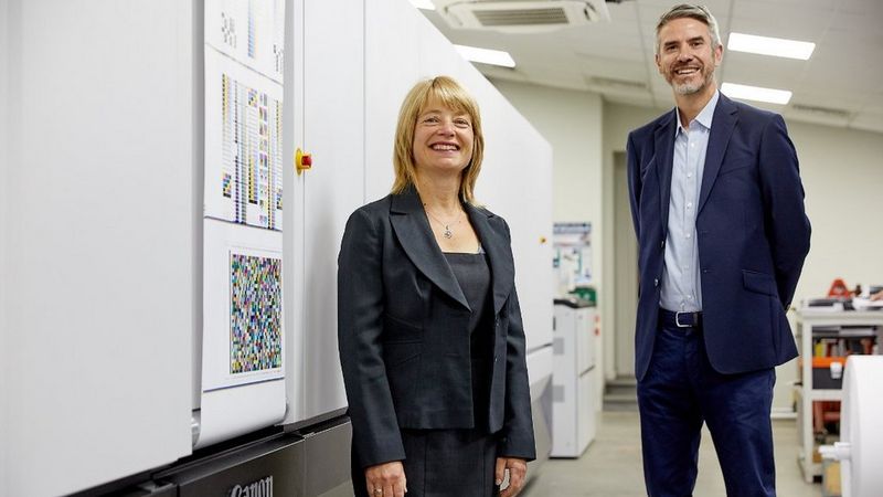 Managing Director van Henry Ling staat naast de ProStream 1000-serie, de eerste digitale productieprinter ter wereld die door Fogra werd gecertificeerd.