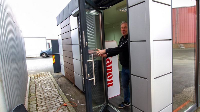 Gutten i bua. Jan Tore Hall har "utekontor", siden det er ganske fullt i produksjonshallen.