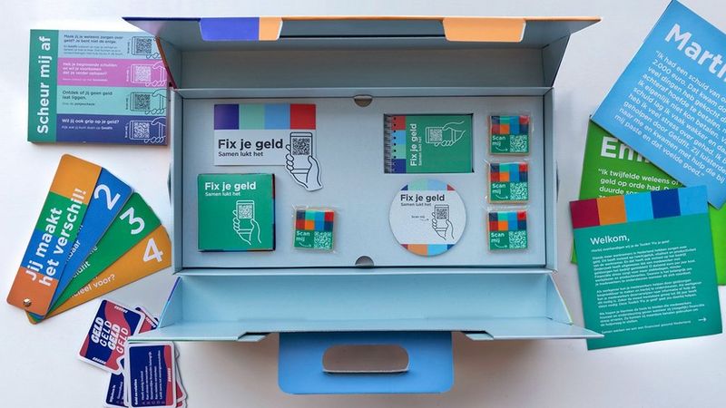 Diverse voorbeelden van middelen in de MKB communicatie toolsobox zoals een flyer, informatieve kaarten, gespreksstarters en duidelijke call-to-actions