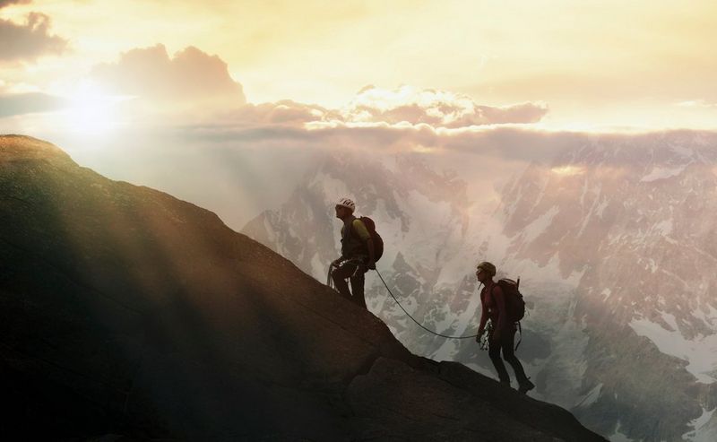 Klimmers op een berg tijdens de zonsondergang