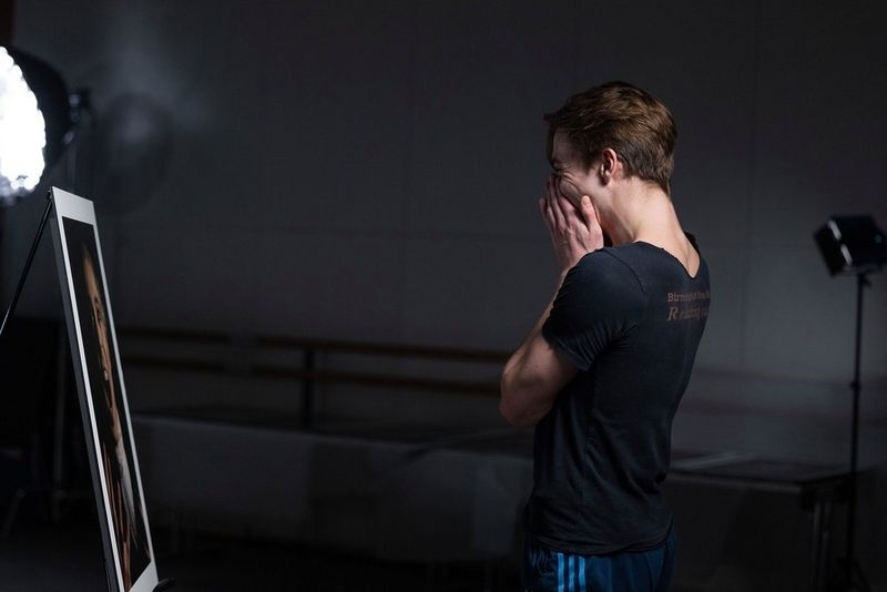 Посетитель смотрит на портрет танцовщицы, застыв в изумлении.