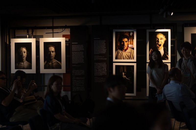 Портреты танцоров балета в затененном павильоне ЭКСПО 2025 в Осаке (Япония).