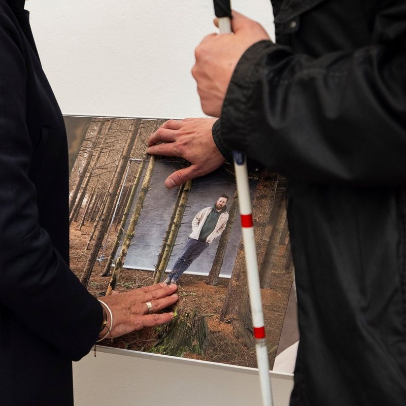 Close-up relief print met handen en stok