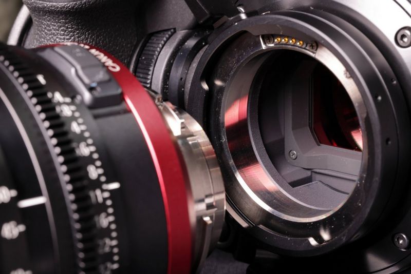 Крупный план объектива Canon Flex Zoom, прикрепленного к корпусу камеры.