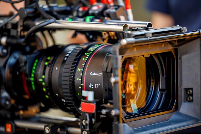 Объектив Canon CN-E45-135mm T2.4 L Flex Zoom с установленной блендой.