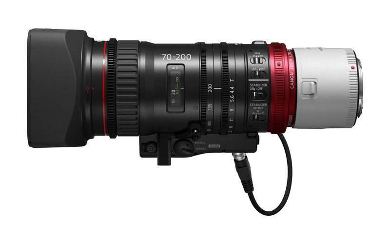 Un obiettivo CN-E70-200mm T4.4 L IS con un extender attaccato.