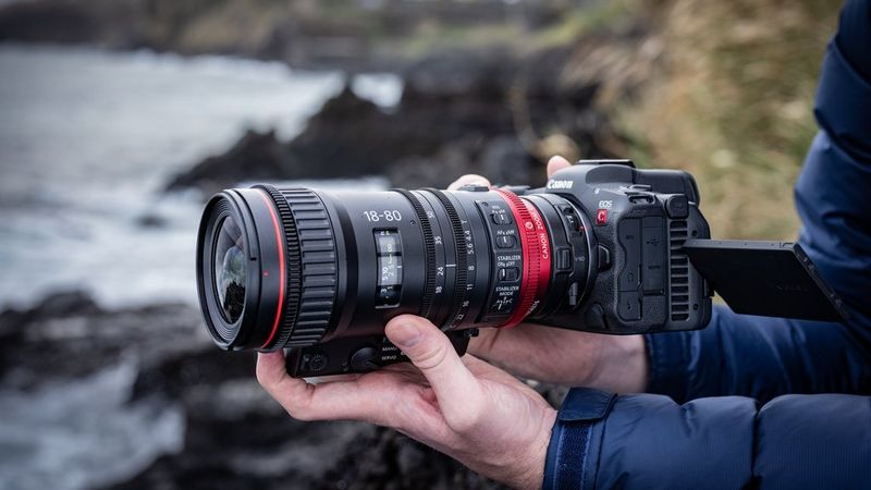 Een Canon OS R5 C-camera met een CN-E18-80mm T4.4 L IS KAS S-objectief.