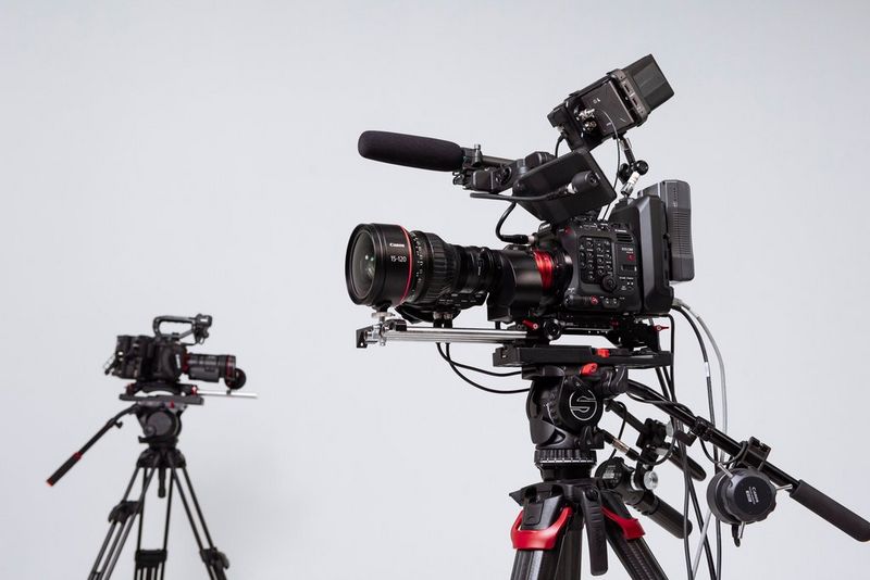 Het CN8x15 IAS S E1/P1 Cine Servo-objectief bevestigd op een Canon EOS C300 Mark III-camera.