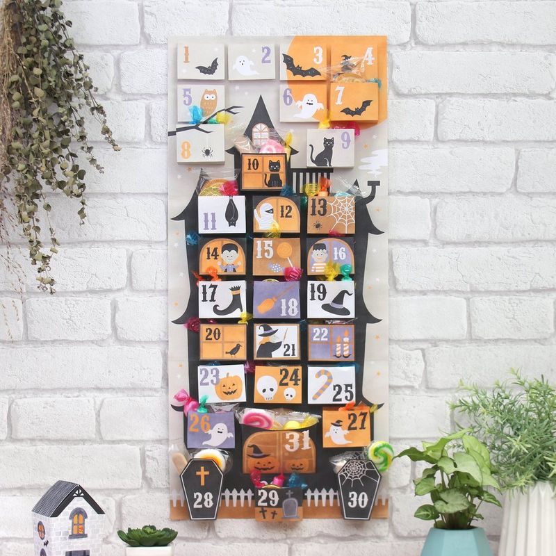 Een aftelkalender met Halloween-thema, elk vakje versierd met spookachtige afbeeldingen, zoals heksen, spoken, schedels en pompoenen, in zwart, oranje en paars.