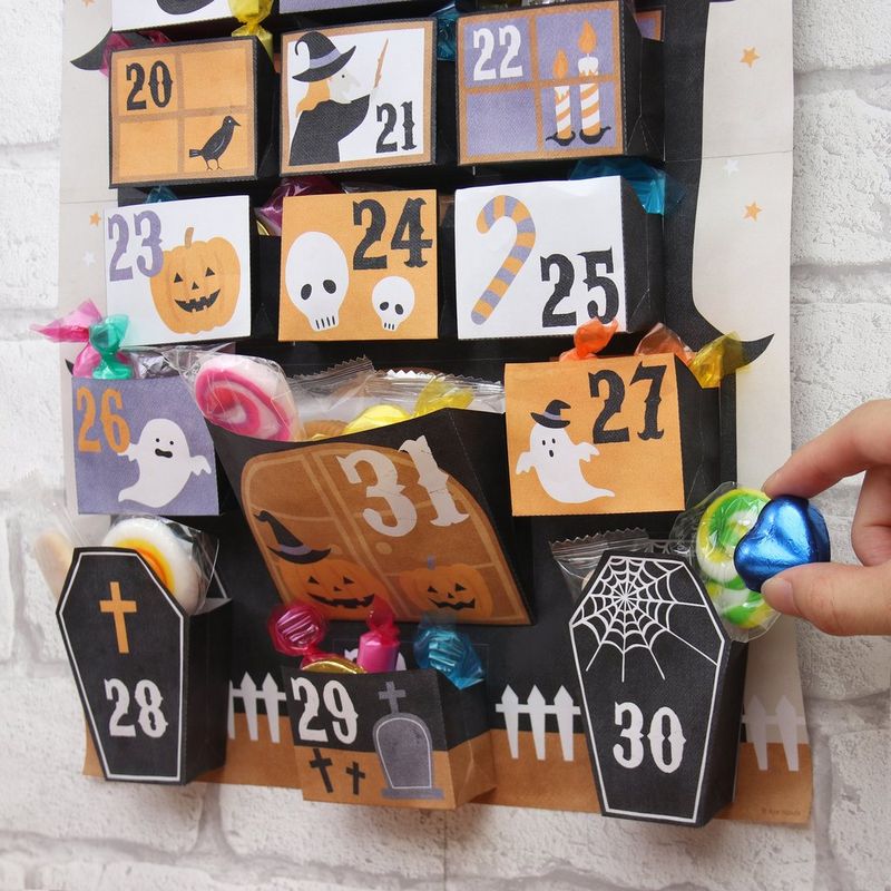 Een aftelkalender met Halloween-thema in de vorm van een spookhuis.