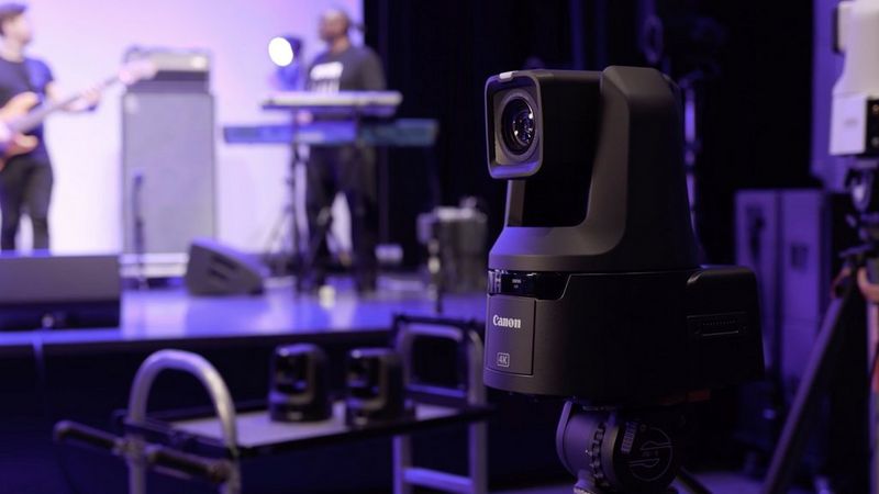 PTZ-камера Canon CR-N500, установленная в студии.