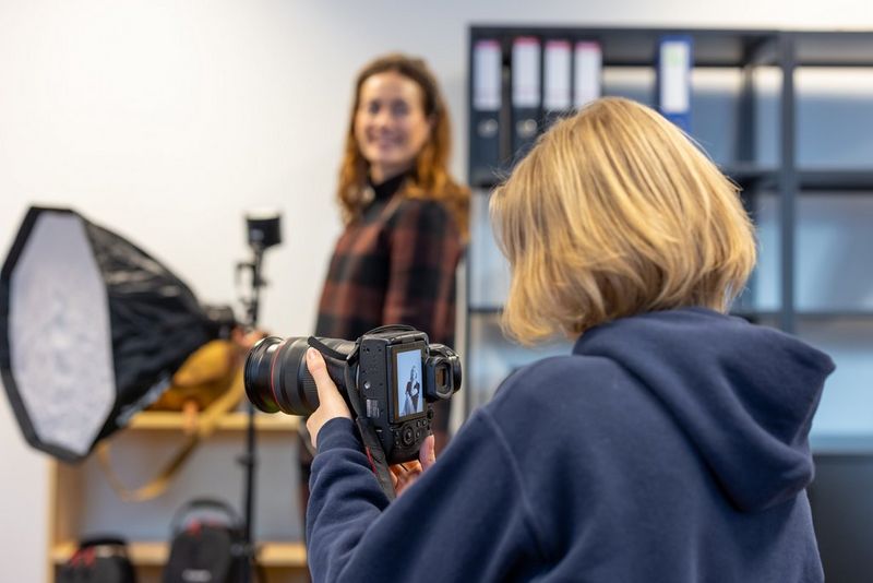 Työpajat järjestettiin Turun Vamoksen toimitiloissa, jossa nuoret pääsivät harjoittelemaan valokuvausta studioympäristössä.