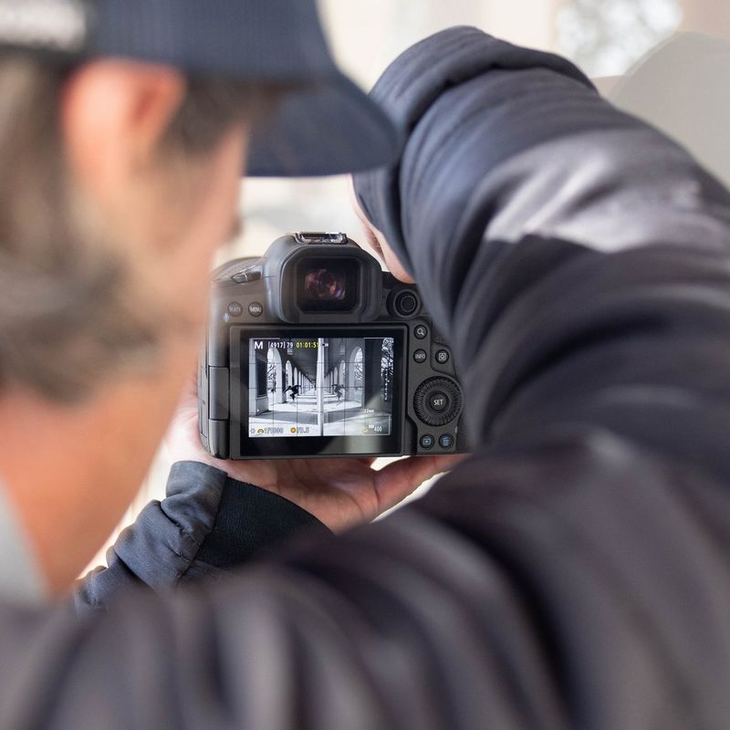 Задний экран камеры Canon EOS R5 Mark II из-за плеча фотографа Лоренца Холдера.