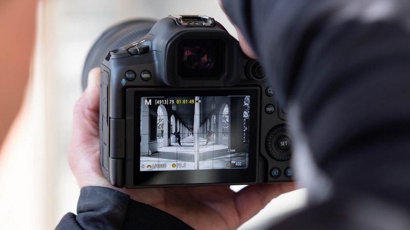The rear screen of action sports photographer Lorenz Holder's Canon EOS R5 Mark II, showing the grid display activated.