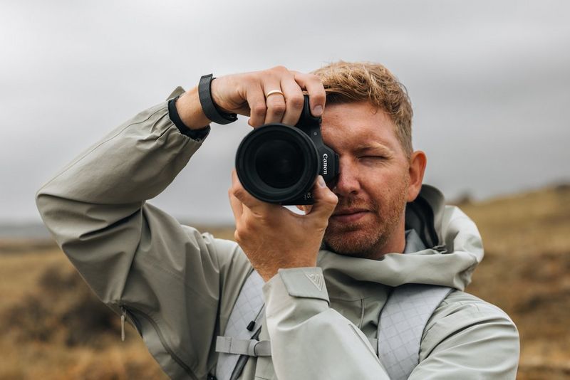 Travel photographer Cuno de Bruin holds a Canon EOS R5 Mark II to his eye.