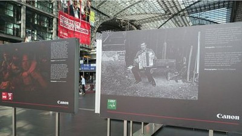 Jugendliche zeigen Fotos in Bahnhöfen
