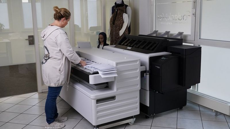 Dame vor Canon Drucksystem