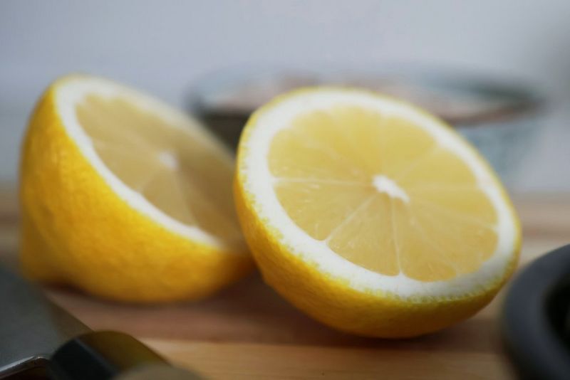 EOS R50 sample focus bracketing foreground image lemon