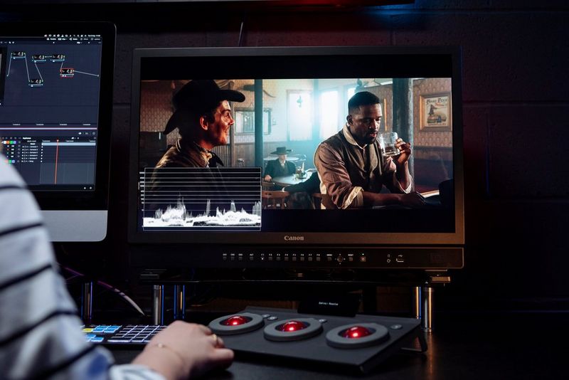 Een groot zwart referentiedisplay dat twee mannen aan een bar toont.