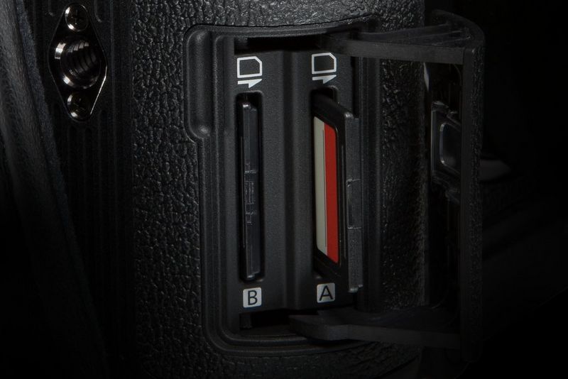 Două sloturi de card SD