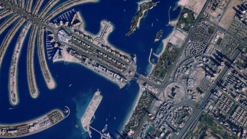 Satellite sight: the earth through a Canon lens