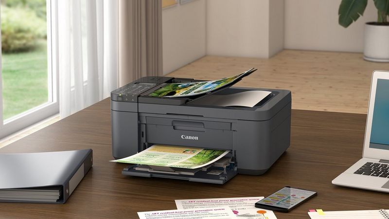 Canon PIXMA TR4755i Drucker auf einem Schreibtisch im Homeoffice beim Drucken von Dokumenten.