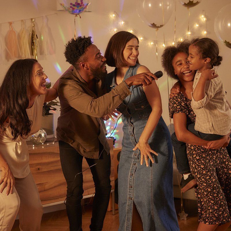 ecom_christmas-gift-guides-2022_hub-hero-image_800_v1