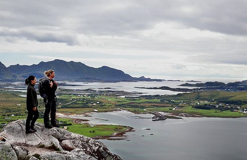 Landscape-Skiers-Ski-Lift-Mountains
